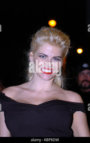 MIAMI BEACH, Floride - 08 février : : Anna Nicole Smith a été prise 08 février 2007 à Hollywood Memorial Regional Hospital à Hollywood, en Floride. Smith est décédé jeudi après avoir été trouvé inconscient à son hôtel. La pulpeuse blonde platine, ancien porte-parole et Texan suppose que Playboy Playmate, 39 ans, a été trouvé inconscient dans une chambre au sixième étage de l'hôtel Seminole Hard Rock à Hollywood et est mort d'une overdose et apparente a été DOA selon des témoins oculaires et d'initiés. People : Anna Nicole Smith / MediaPunch Hoo-Me.com Crédit : Banque D'Images