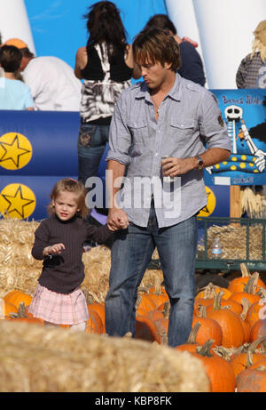 Beverly HILLS, CA - 11 OCTOBRE: Larry Birkhead et fille Dannielynn Birkhead observation à Pumpkin Patch le 11 octobre 2009 à Beverly Hills, Californie. Personnes: Larry Birkhead, Dannielynn Birkhead Réf. De La Transmission: Mnc Credit: Hoo-Me.com / Mediapunch Banque D'Images