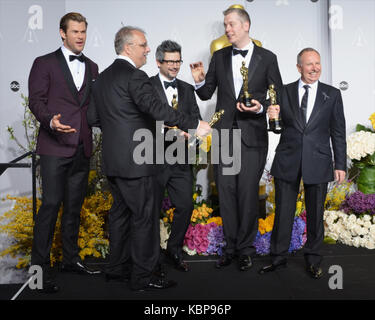 L'acteur Chris Hemsworth, les mélangeurs audio Skip Lievsay, NIV Adiri, Christopher Benstead et Chris Munro posent dans la salle de presse lors de la 86e cérémonie annuelle des Academy Awards à l'hôtel Loews Hollywood le 2 mars 2014 à Hollywood, Californie. Banque D'Images