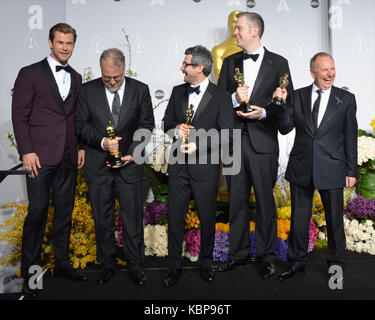 L'acteur Chris Hemsworth, les mélangeurs audio Skip Lievsay, NIV Adiri, Christopher Benstead et Chris Munro posent dans la salle de presse lors de la 86e cérémonie annuelle des Academy Awards à l'hôtel Loews Hollywood le 2 mars 2014 à Hollywood, Californie. Banque D'Images