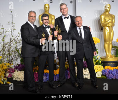 Les mélangeurs de sons Skip Lievsay, NIV Adiri, Christopher Benstead et Chris Munro posent dans la salle de presse lors de la 86e cérémonie annuelle des Academy Awards à l'hôtel Loews Hollywood le 2 mars 2014 à Hollywood, Californie. Banque D'Images