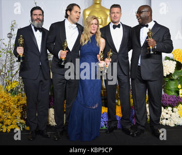 (L-R) Les producteurs Anthony Katagas, Jeremy Kleiner, Dede Gardner, Brad Pitt (R) et directeur Steve McQueen (L) 2n, les gagnants de la meilleure photo pour '12 Years a Slave", présente dans la salle de presse au cours de la 86e annuelle des Academy Awards à l'hôtel Loews Hollywood Hotel, le 2 mars 2014 à Hollywood, Californie. Banque D'Images