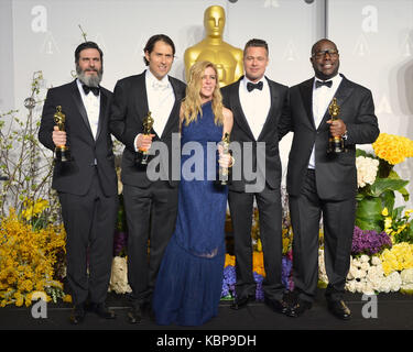 (L-R) Les producteurs Anthony Katagas, Jeremy Kleiner, Dede Gardner, Brad Pitt (R) et directeur Steve McQueen (L) 2n, les gagnants de la meilleure photo pour '12 Years a Slave", présente dans la salle de presse au cours de la 86e annuelle des Academy Awards à l'hôtel Loews Hollywood Hotel, le 2 mars 2014 à Hollywood, Californie. Banque D'Images