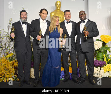 (L-R) Les producteurs Anthony Katagas, Jeremy Kleiner, Dede Gardner, Brad Pitt (R) et directeur Steve McQueen (L) 2n, les gagnants de la meilleure photo pour '12 Years a Slave", présente dans la salle de presse au cours de la 86e annuelle des Academy Awards à l'hôtel Loews Hollywood Hotel, le 2 mars 2014 à Hollywood, Californie. Banque D'Images