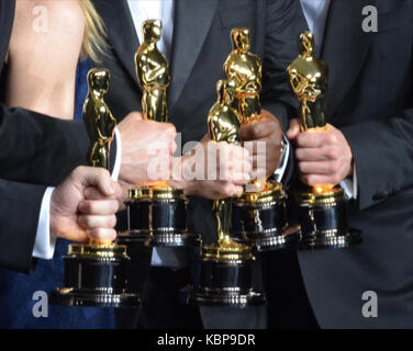 (L-R) Les producteurs Anthony Katagas, Jeremy Kleiner, Dede Gardner, Brad Pitt (R) et directeur Steve McQueen (L) 2n, les gagnants de la meilleure photo pour '12 Years a Slave", présente dans la salle de presse au cours de la 86e annuelle des Academy Awards à l'hôtel Loews Hollywood Hotel, le 2 mars 2014 à Hollywood, Californie. pose dans la salle de presse au cours de la 86e annuelle des Academy Awards à l'hôtel Loews Hollywood Hotel, le 2 mars 2014 à Hollywood, Californie. Banque D'Images