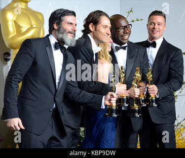 (L-R) Les producteurs Anthony Katagas, Jeremy Kleiner, Dede Gardner, Brad Pitt (R) et directeur Steve McQueen (L) 2n, les gagnants de la meilleure photo pour '12 Years a Slave", présente dans la salle de presse au cours de la 86e annuelle des Academy Awards à l'hôtel Loews Hollywood Hotel, le 2 mars 2014 à Hollywood, Californie. pose dans la salle de presse au cours de la 86e annuelle des Academy Awards à l'hôtel Loews Hollywood Hotel, le 2 mars 2014 à Hollywood, Californie. Banque D'Images