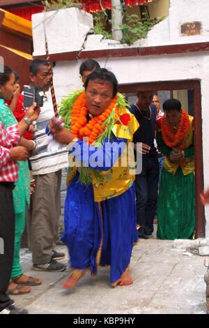 Katmandou, Népal. 30Th sep 2017. dévots habillés en divinité portant épée participer à khadga jatra(épée) procession sur dashami, le dixième jour de dashain festival à Katmandou (Népal). communauté Newar de la vallée de sortir une revue de la victoire de l'épée procession depuis différents endroits : crédit archana shrestha/pacific press/Alamy live news Banque D'Images