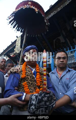 Katmandou, Népal. 30Th sep 2017. dévots habillés en divinité portant épée participer à khadga jatra(épée) procession sur dashami, le dixième jour de dashain festival à Katmandou (Népal). communauté Newar de la vallée de sortir une revue de la victoire de l'épée procession depuis différents endroits : crédit archana shrestha/pacific press/Alamy live news Banque D'Images