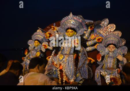 Kolkata, Inde. 30Th sep 2017. passionnés d'Hindu célébrer le dernier jour de Durga puja. passionnés d'Hindu immerger une idole de la Déesse Durga sur le Gange à Kolkata en périphérie. crédit : Sandip Saha/pacific press/Alamy live news Banque D'Images