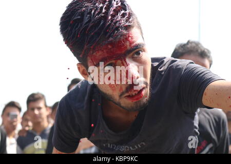 Srinagar, Inde. Sep 30, 2017. Le mouharram procession a été effectuée dans la vieille ville de Srinagar. une immense procession a été effectuée par le deuil chiite d'shamaswari domaine de Srinagar, qui s'est terminée avec baba pora domaines de habba kadal. les personnes portant des vêtements noirs ou des insignes ont été récitant 'nawah'. crédit : faisal bhat/pacific press/Alamy live news Banque D'Images