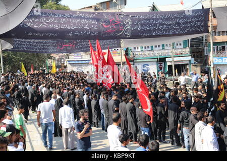 Srinagar, Inde. Sep 30, 2017. Le mouharram procession a été effectuée dans la vieille ville de Srinagar. une immense procession a été effectuée par le deuil chiite d'shamaswari domaine de Srinagar, qui s'est terminée avec baba pora domaines de habba kadal. les personnes portant des vêtements noirs ou des insignes ont été récitant 'nawah'. crédit : faisal bhat/pacific press/Alamy live news Banque D'Images