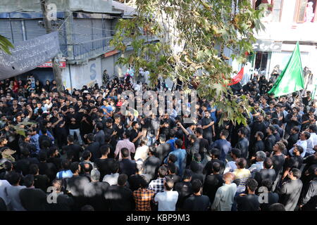 Srinagar, Inde. Sep 30, 2017. Le mouharram procession a été effectuée dans la vieille ville de Srinagar. une immense procession a été effectuée par le deuil chiite d'shamaswari domaine de Srinagar, qui s'est terminée avec baba pora domaines de habba kadal. les personnes portant des vêtements noirs ou des insignes ont été récitant 'nawah'. crédit : faisal bhat/pacific press/Alamy live news Banque D'Images