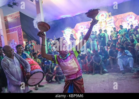 Dhaka, Bangladesh. 30Th sep 2017. freestyle dancing prend part à la célébration du festival Maha Navami.le festival est un plus grand festival de la religion hindoue qui marque le durga puja. crédit : Paul gobinda/pacific press/Alamy live news Banque D'Images