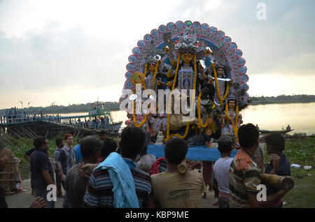 Kolkata, Inde. 30Th sep 2017. passionnés d'Hindu célébrer le dernier jour de Durga puja. passionnés d'Hindu immerger une idole de la Déesse Durga sur le Gange à Kolkata en périphérie. crédit : Sandip Saha/pacific press/Alamy live news Banque D'Images