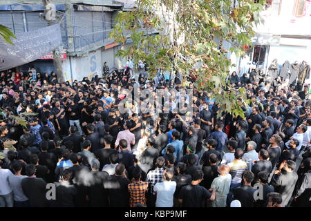 Srinagar, Inde. Sep 30, 2017. Le mouharram procession a été effectuée dans la vieille ville de Srinagar. une immense procession a été effectuée par le deuil chiite d'shamaswari domaine de Srinagar, qui s'est terminée avec baba pora domaines de habba kadal. les personnes portant des vêtements noirs ou des insignes ont été récitant 'nawah'. crédit : faisal bhat/pacific press/Alamy live news Banque D'Images