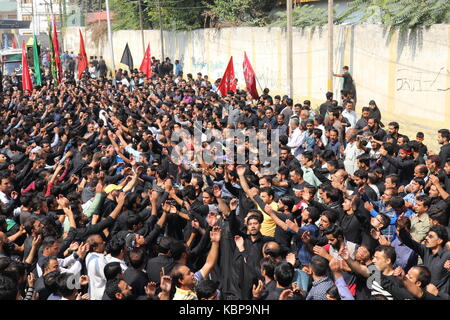 Srinagar, Inde. Sep 30, 2017. Le mouharram procession a été effectuée dans la vieille ville de Srinagar. une immense procession a été effectuée par le deuil chiite d'shamaswari domaine de Srinagar, qui s'est terminée avec baba pora domaines de habba kadal. les personnes portant des vêtements noirs ou des insignes ont été récitant 'nawah'. crédit : faisal bhat/pacific press/Alamy live news Banque D'Images