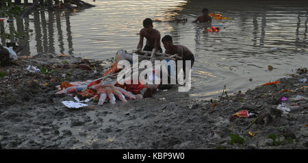 Kolkata, Inde. 30Th sep 2017. passionnés d'Hindu célébrer le dernier jour de Durga puja. passionnés d'Hindu immerger une idole de la Déesse Durga sur le Gange à Kolkata en périphérie. crédit : Sandip Saha/pacific press/Alamy live news Banque D'Images