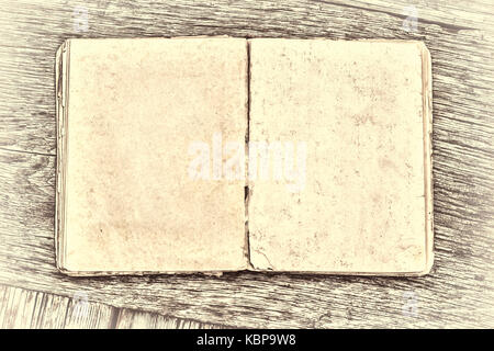 Un vieux livre sur une table en bois de style rustique. Banque D'Images