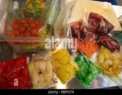 Les tomates rouges Oignons Carottes Pommes Poires et d'autres légumes cuits sous vide sont emballés dans des contenants hermétiques spéciale Banque D'Images