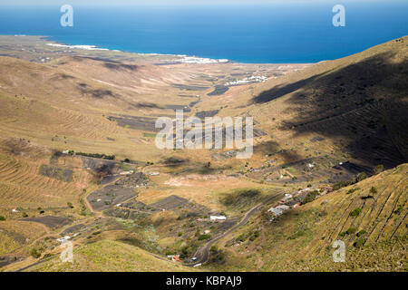 Vue vers le bas vallée profonde d'Arrieta, sur la côte est de Lanzarote, îles Canaries, Espagne Banque D'Images