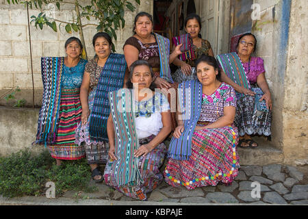 20 janvier 2015 san pedro la laguna, guatemala : un groupe de femmes mayas tzutujil habillés en vêtements traditionnels formant un atelier de production artisanale Banque D'Images