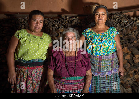 26 janvier 2015 san pedro la laguna, guatemala : rédaction d'illustration avec des générations de femmes mayas tzutujil en costume traditionnel Banque D'Images