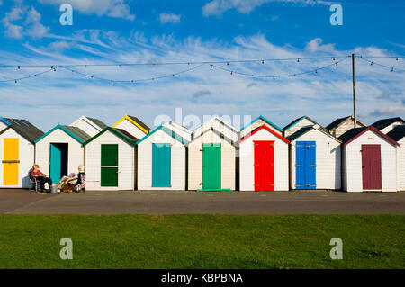 Photo de paysage ensoleillé de cabanes de plage colorées à Preston Sands, Paignton, Devon, Royaume-Uni contre un ciel bleu clair. Seafood Coast Banque D'Images