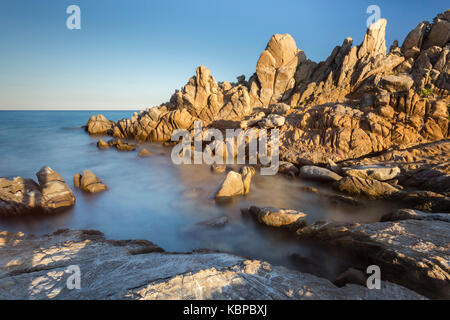 Coucher de soleil sur les rochers de la plage de Timi Ama, près de Porto Giunco, Villasimius, Cagliari, Sardaigne, Italie, Europe. Banque D'Images