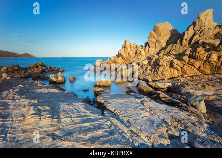 Coucher de soleil sur les rochers de la plage de Timi Ama, près de Porto Giunco, Villasimius, Cagliari, Sardaigne, Italie, Europe.
