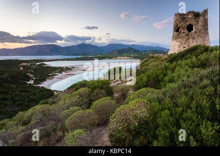 Vue sur la plage de Porto Giunco et l'étang de Notteri au coucher du soleil depuis la vieille tour de Capo Carbonara, Villasimius, Cagliari, Sardaigne, Italie, Europe. Banque D'Images