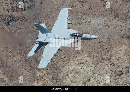 Vue sur la tête d'un US Navy F/A-18E Super Hornet volant à faible niveau par Rainbow Canyon (Canyon Star Wars), Californie, USA. Banque D'Images