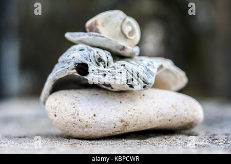 Sea Glass pebbles sont empilés les uns sur les autres. concept de l'unité et le travail d'équipe. Banque D'Images