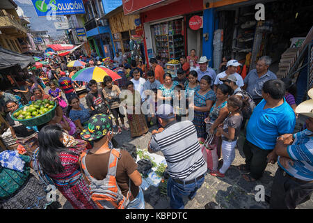 17 avril 2016, san pedro la laguna, guatemala : les gens qui regardent un homme démontrant un produit dans l'hebdomadaire farmers market Banque D'Images