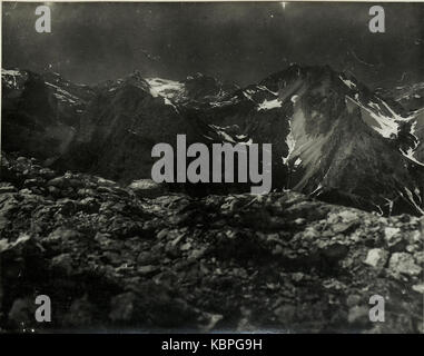 Une image panoramique du point de vue de Schimkekopf montrant la chaîne de montagnes Tofana, avec une deuxième vue liée à la première Guerre mondiale, représentant la région du Col Valfredda. Banque D'Images