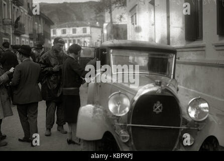 Cette image capture un moment de la course de moto Behobia, un événement qui fait partie de la tradition basque du sport automobile. La photo est tirée de la collection Fondo car Kutxa Fototeka, mettant en évidence les courses compétitives en Espagne. Banque D'Images