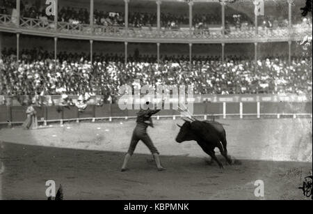 Cette image représente un événement de tauromachie organisé dans l'arène « El Txofre », capturant la tradition et l'importance culturelle de la tauromachie espagnole. La photo fait partie de la collection car Kutxa Fototeka. Banque D'Images