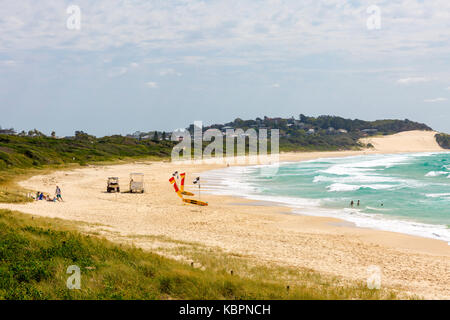 1,6 km plage près de Forster sur le milieu côte nord avec sa grande rampe de dunes de sable à l'extrémité nord, New South Wales, Australie Banque D'Images