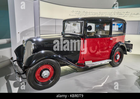 Vintage rouge et noir en voiture BMW Museum, qui est une célèbre marque automobile allemagne Banque D'Images