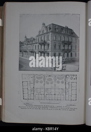 Cette photographie présente des bâtiments à Fribourg, une ville allemande connue pour son architecture médiévale et ses structures modernes. L'image met en évidence le mélange unique de bâtiments anciens et nouveaux de la ville. Banque D'Images