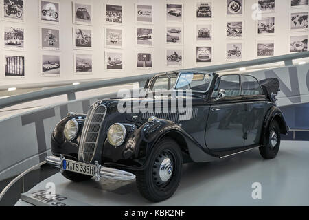 Une voiture vintage noir en face d'une photo prise dans le Musée BMW, Munich, qui est une célèbre marque automobile allemagne Banque D'Images