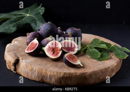 Figues sur une plaque de bois Banque D'Images