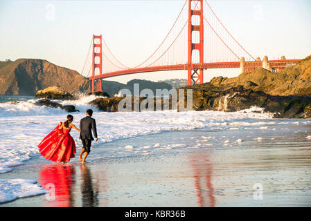 Photo de mariage, de Baker Beach, Golden Gate Bridge, San Francisco California USA Banque D'Images