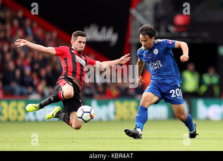 Afc bournemouth's lewis cook (à gauche) et Leicester City's shinji okazaki bataille pour la balle durant le premier match de championnat à la vitalité stadium, bournemouth. Banque D'Images