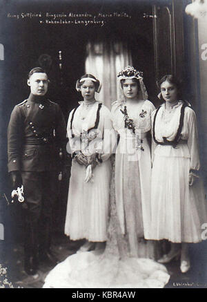 Photographie des enfants d'Ernst II et d'Alexandra de Hohenlohe-Langenburg, prise en 1916. L'image capture la famille royale au début du XXe siècle, reflétant leur héritage aristocratique et leur vie familiale. Banque D'Images