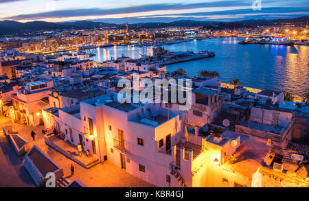 Le port de la vieille ville au coucher du soleil. Le port d'Ibiza, Baléares. Banque D'Images