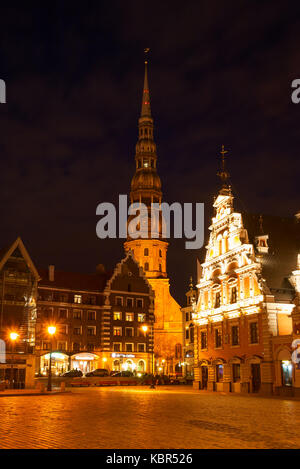 Riga, Lettonie - 01 septembre 2014 - Maison des Têtes Noires et st. Peter's Church at night Banque D'Images