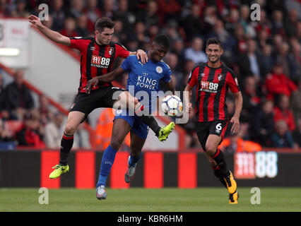 Afc bournemouth's lewis cook (à gauche) et Leicester City's kelechi iheanacho bataille pour la balle durant le premier match de championnat à la vitalité stadium, bournemouth. Banque D'Images