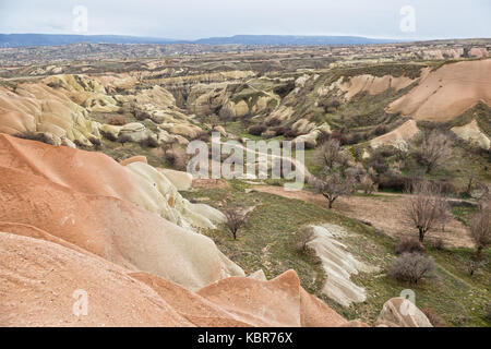 Pink Cliffs of Pigeon Valley - canyon pittoresque au fond duquel est un sentier piétonnier pavé entre les villes de Goreme et Uchisar. Cappadoce, Turquie Banque D'Images