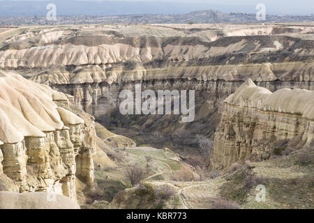 Vallée de Pigeon - canyon pittoresque au fond duquel est un sentier piétonnier pavé entre les villes de Goreme et Uchisar. Cappadoce, Turquie Banque D'Images