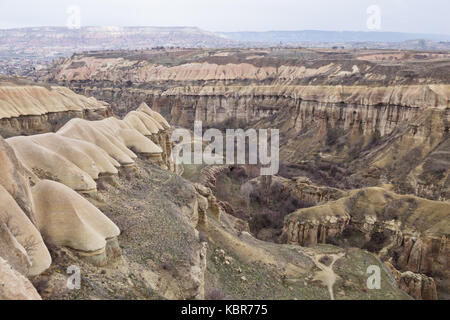 Vallée de Pigeon - canyon pittoresque au fond duquel est un sentier piétonnier pavé entre les villes de Goreme et Uchisar. Cappadoce, Turquie Banque D'Images